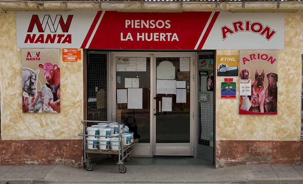Fachada de la tienda Piensos La Huerta en Mahoya, Abanilla, con los carteles de Nanta, Arion y Stihl